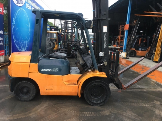 ขายรถโฟล์คลิฟท์ตักยางพาราตักทะลายปาล์มตักยางก้อนยางถ้วยขี้ยางเศษยาง