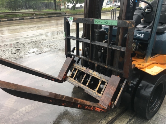 ขายรถโฟล์คลิฟท์ตักยางพาราตักทะลายปาล์มตักยางก้อนยางถ้วยขี้ยางเศษยาง