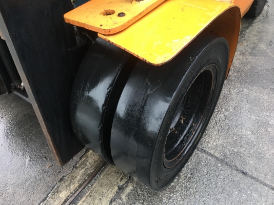 ขายรถโฟล์คลิฟท์ตักยางพาราตักทะลายปาล์มตักยางก้อนยางถ้วยขี้ยางเศษยาง