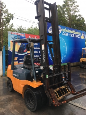 ขายรถโฟล์คลิฟท์ตักยางพาราตักทะลายปาล์มตักยางก้อนยางถ้วยขี้ยางเศษยาง