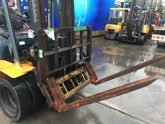 ขายรถโฟล์คลิฟท์ตักยางพาราตักทะลายปาล์มตักยางก้อนยางถ้วยขี้ยางเศษยาง