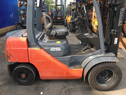 ขายรถโฟล์คลิฟท์ตักยางพาราตักยางก้อนตักยางถ้วยตักเศษยางตักทะลายปาล์มตักงานของเก่า