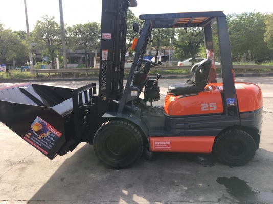 ขายรถโฟล์คลิฟท์ตักยางพาราตักยางก้อนตักยางถ้วยตักขี้ยางตักเศษยางตักทะลายปาล์ม