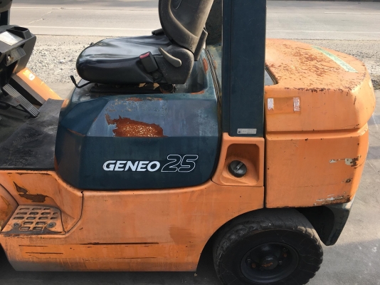 ขายรถโฟล์คลิฟท์มือสองสำหรับตักยางพาราตักยางก้อนยางถ้วยเศษยางและขี้ยางตักทะลายปาล์ม