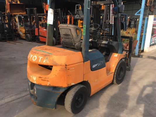 ขายรถโฟล์คลิฟท์มือสองสำหรับตักยางพาราตักยางก้อนยางถ้วยเศษยางและขี้ยางตักทะลายปาล์ม