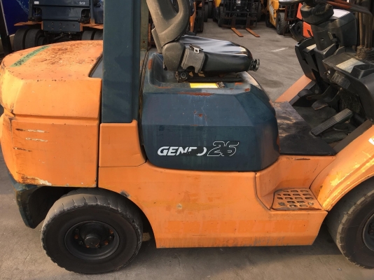 ขายรถโฟล์คลิฟท์มือสองสำหรับตักยางพาราตักยางก้อนยางถ้วยเศษยางและขี้ยางตักทะลายปาล์ม