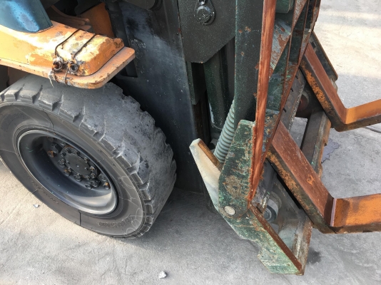 ขายรถโฟล์คลิฟท์มือสองสำหรับตักยางพาราตักยางก้อนยางถ้วยเศษยางและขี้ยางตักทะลายปาล์ม