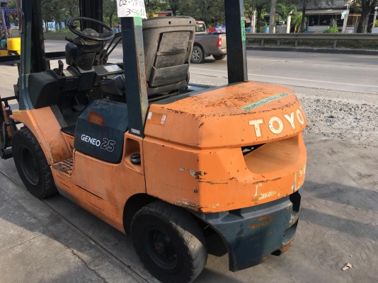 ขายรถโฟล์คลิฟท์มือสองสำหรับตักยางพาราตักยางก้อนยางถ้วยเศษยางและขี้ยางตักทะลายปาล์ม