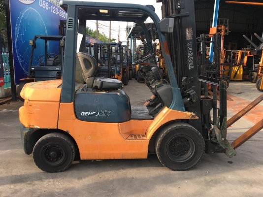 ขายรถโฟล์คลิฟท์มือสองสำหรับตักยางพาราตักยางก้อนยางถ้วยเศษยางและขี้ยางตักทะลายปาล์ม