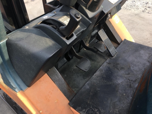 ขายรถโฟล์คลิฟท์มือสองสำหรับตักยางพาราตักยางก้อนยางถ้วยเศษยางและขี้ยางตักทะลายปาล์ม