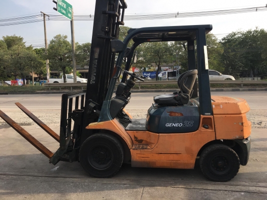 ขายรถโฟล์คลิฟท์มือสองสำหรับตักยางพาราตักยางก้อนยางถ้วยเศษยางและขี้ยางตักทะลายปาล์ม