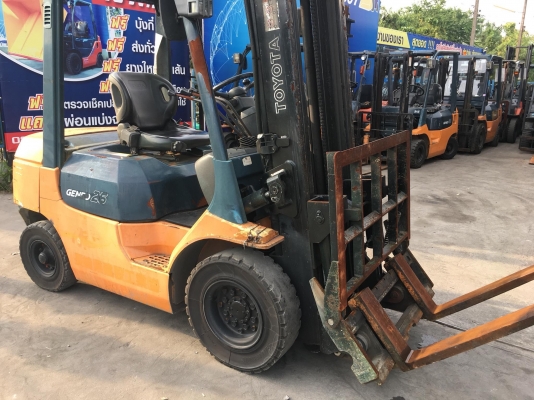 ขายรถโฟล์คลิฟท์มือสองสำหรับตักยางพาราตักยางก้อนยางถ้วยเศษยางและขี้ยางตักทะลายปาล์ม