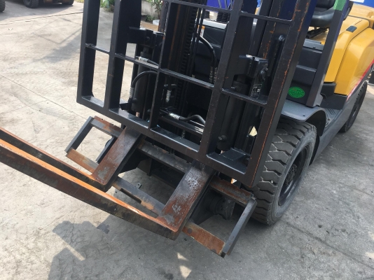 ขายรถโฟล์คลิฟท์ตักยางพาราตักทะลายปาล์ม