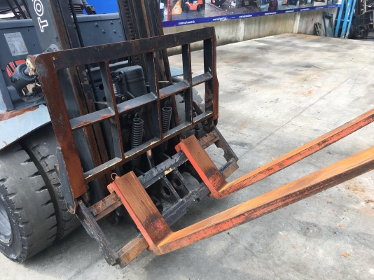 ขายรถโฟล์คลิฟท์ตักยางพาราตักทะลายปาล์ม