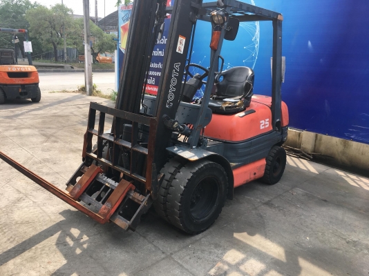 ขายรถโฟล์คลิฟท์ตักยางพาราตักทะลายปาล์ม