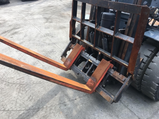 ขายรถโฟล์คลิฟท์ตักยางพาราตักทะลายปาล์ม