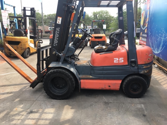 ขายรถโฟล์คลิฟท์ตักยางพาราตักทะลายปาล์ม