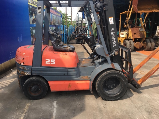 ขายรถโฟล์คลิฟท์ตักยางพาราตักทะลายปาล์ม