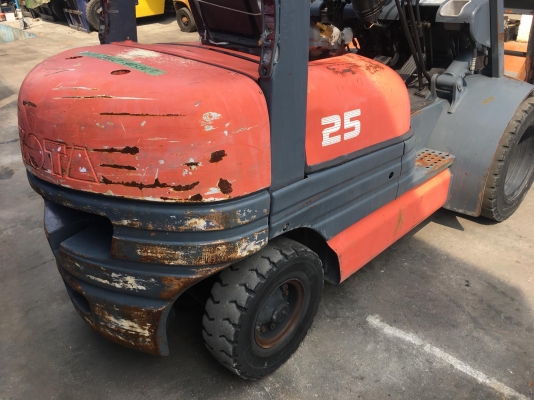 ขายรถโฟล์คลิฟท์ตักยางพาราตักทะลายปาล์ม