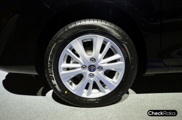 แม็กป้ายแดง TOYOTA YARIS ATIV ยาง dunlop 185/60 R15 ปี 17