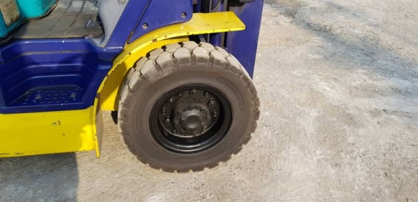 ขายด่วนรถยกKOMATSU FG25-14 ยก2.5ตันยกสูง4เมตรยางตันใหม่4เส้นรถนอกเพิ่งนำเข้ามายังไม่เคยใช้งานในเมืองไทยเลย