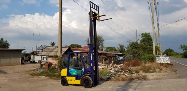 ขายด่วนรถยกKOMATSU FG25-14 ยก2.5ตันยกสูง4เมตรยางตันใหม่4เส้นรถนอกเพิ่งนำเข้ามายังไม่เคยใช้งานในเมืองไทยเลย