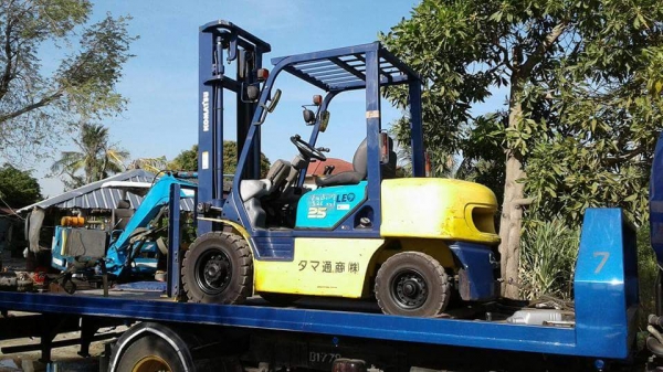 ขายด่วนรถยกKOMATSU FG25-14 ยก2.5ตันยกสูง4เมตรยางตันใหม่4เส้นรถนอกเพิ่งนำเข้ามายังไม่เคยใช้งานในเมืองไทยเลย