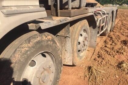 ขาย 895,000 บาท HINO PROFIA 12 ล้อ 2 เพลา เครื่อง P11C-320 แรง หัวบาง ยางดี คัสชีสวย เอกสารเล่มทะเบียน  รถอยู่  นครพนม  090-772-3710 090-772-3708