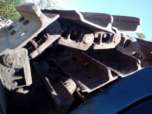 ขายโซ่พร้อมแผ่นรถแทรกเตอร์ CAT-D-4 โซ่แท้ บู้ชกลม สภาพสวยตามรูปขายไม่แพงครับ