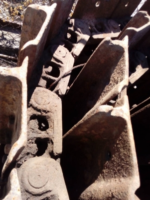 ขายโซ่พร้อมแผ่นรถแทรกเตอร์ CAT-D-4 โซ่แท้ บู้ชกลม สภาพสวยตามรูปขายไม่แพงครับ