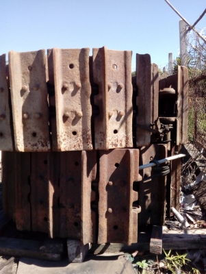 ขายโซ่พร้อมแผ่นรถแทรกเตอร์ CAT-D-4 โซ่แท้ บู้ชกลม สภาพสวยตามรูปขายไม่แพงครับ