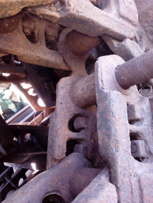 ขายโซ่พร้อมแผ่นรถแทรกเตอร์ CAT-D-4 โซ่แท้ บู้ชกลม สภาพสวยตามรูปขายไม่แพงครับ