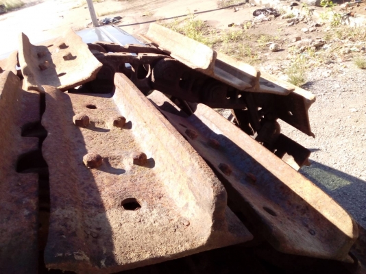 ขายโซ่พร้อมแผ่นรถแทรกเตอร์ CAT-D-4 โซ่แท้ บู้ชกลม สภาพสวยตามรูปขายไม่แพงครับ