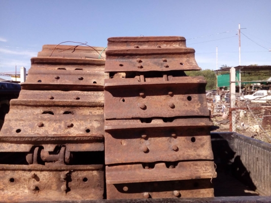 ขายโซ่พร้อมแผ่นรถแทรกเตอร์ CAT-D-4 โซ่แท้ บู้ชกลม สภาพสวยตามรูปขายไม่แพงครับ