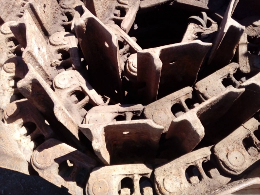 ขายโซ่พร้อมแผ่นรถแทรกเตอร์ CAT-D-4 โซ่แท้ บู้ชกลม สภาพสวยตามรูปขายไม่แพงครับ