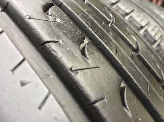 ยาง Goodyear 265 65 17 สิ้นปี14 ดอกเต็ม ใช้ยาว ราคาไม่แพง