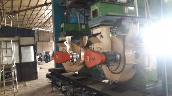 เครื่องอัดขี้เลื่อย สภาพดีมาก ใช้งานแค่ 10\%