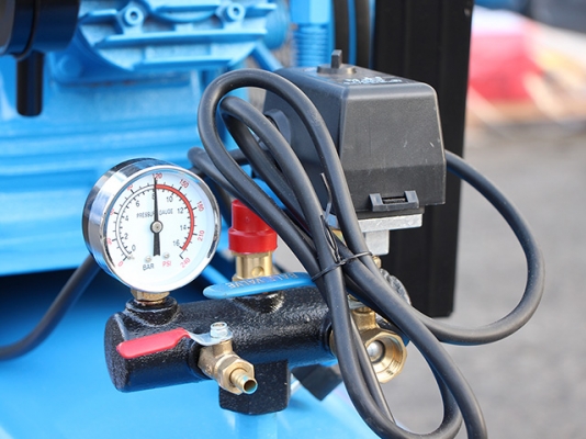 ขายปั๊มลมขนาด300ลิตร10บาร์ 4cแรง3หัว สินค้ายังอยู่ในรัง