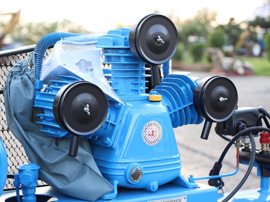 ขายปั๊มลมขนาด300ลิตร10บาร์ 4cแรง3หัว สินค้ายังอยู่ในรัง