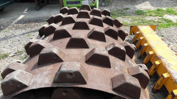 ขออนุ ญาติขายรถ เปือกหนามพร้อมกาศหน้ารถบดSTAสภาพสวยพร้อมใช้งานราคา145000 สนใจติดต่อ 0853224877-0988930465