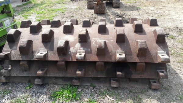 ขออนุ ญาติขายรถ เปือกหนามพร้อมกาศหน้ารถบดSTAสภาพสวยพร้อมใช้งานราคา145000 สนใจติดต่อ 0853224877-0988930465