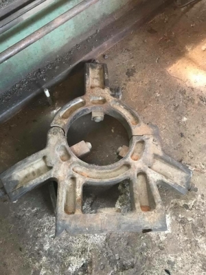 เครื่องกลึงญี่ปุ่น พวงมาลัยขวา  ยันงานได้ 2 เมตร   สี่จับ 450 mm.Swing  1,100 mm.   รูผ่าน  2 นิ้วครึ่ง คอม้า สามขาครบ(ตัวใหญ่มาก)   ราคาไงครับ