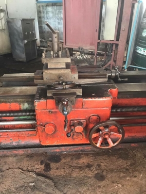 เครื่องกลึงญี่ปุ่น พวงมาลัยขวา  ยันงานได้ 2 เมตร   สี่จับ 450 mm.Swing  1,100 mm.   รูผ่าน  2 นิ้วครึ่ง คอม้า สามขาครบ(ตัวใหญ่มาก)   ราคาไงครับ