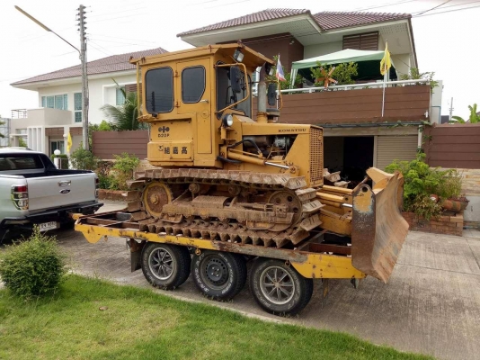 ขายรถแทรคเตอร์ D20P รุ่น 5 ติดแอร์หมดเกือบ 40,000 บาท เปลี่ยนใบมีดเป็น D3 เสริมตีนทั้งหมด 2 เส้น ใส่แคเรียเพิ่มให้อีก 2 ลูก เสริมใบให้อีกข้างละ 2 ใบ   รถจะยาวกว่ารถ D2 ธรรมดา ขับนิ่ม รถนอกแท้ๆ สวยตามรูป    รถสภาพดี แข็งแรง รถนอกแท้ๆ ใช้ได้อีก 4 - 5 ปี โดย