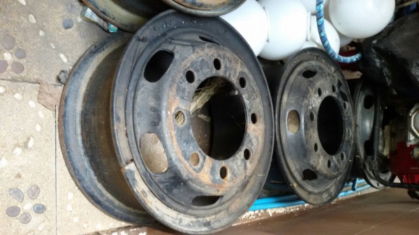 กะทะล้อหน้าแท้ของฮีโน่ 8 รูของแท้ลูกละ 24,000 บาท เช็คศูนย์ได้ ของเราขายลูกละ 5,000 บาท มี 4 ลูกซื้อรถใหม่ป้ายแดงมา 2 คัน ใช้ 20,000 กิโล ก็เลยถอดของแท้ไว้ เลยใส่ยางเรเดี้ยน ขอบ 22.5 มาดูของก่อนก็ได้ ของแท้จริงๆ รับประกัน  ราคา 20,000 บาท  แถม 1 ลูก สนใจต