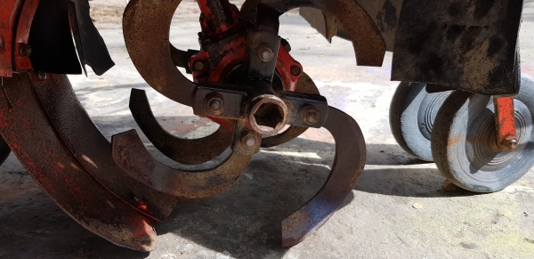 รถพรวนดิน สาดดิน ใบตีดินเต็มๆๆพร้อมใช้งาน รถพรวนดิน สาดดิน ใบตีดินเต็มๆๆพร้อมใช้งาน