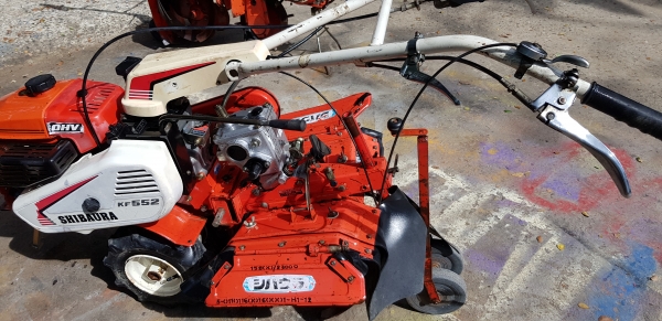 รถพรวนดิน สาดดิน ใบตีดินเต็มๆๆพร้อมใช้งาน รถพรวนดิน สาดดิน ใบตีดินเต็มๆๆพร้อมใช้งาน