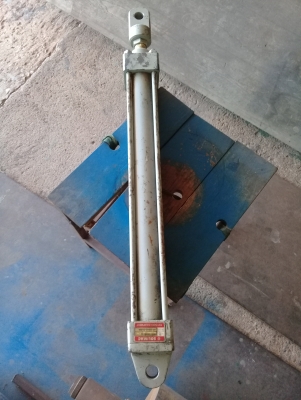 กระบอกไฮโดรลิคสภาพป้ายแดงเก่าเก็บ กระบอกไฮโดรลิคสภาพป้ายแดงเก่าเก็บ