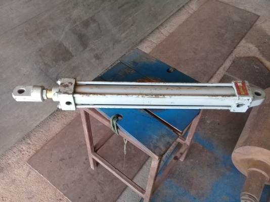 กระบอกไฮโดรลิคสภาพป้ายแดงเก่าเก็บ กระบอกไฮโดรลิคสภาพป้ายแดงเก่าเก็บ