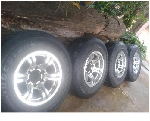 แม็กอ๊อฟโรดเดิมๆไม่มีซ่อมพร้อมยาง255 70 ขอบ15 ปี12 ไม่บวม